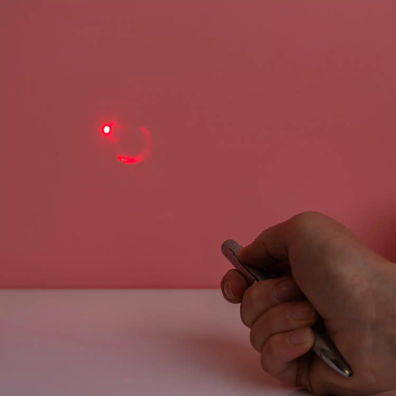 Stift mit unsichtbarer Tinte und Beleuchtung