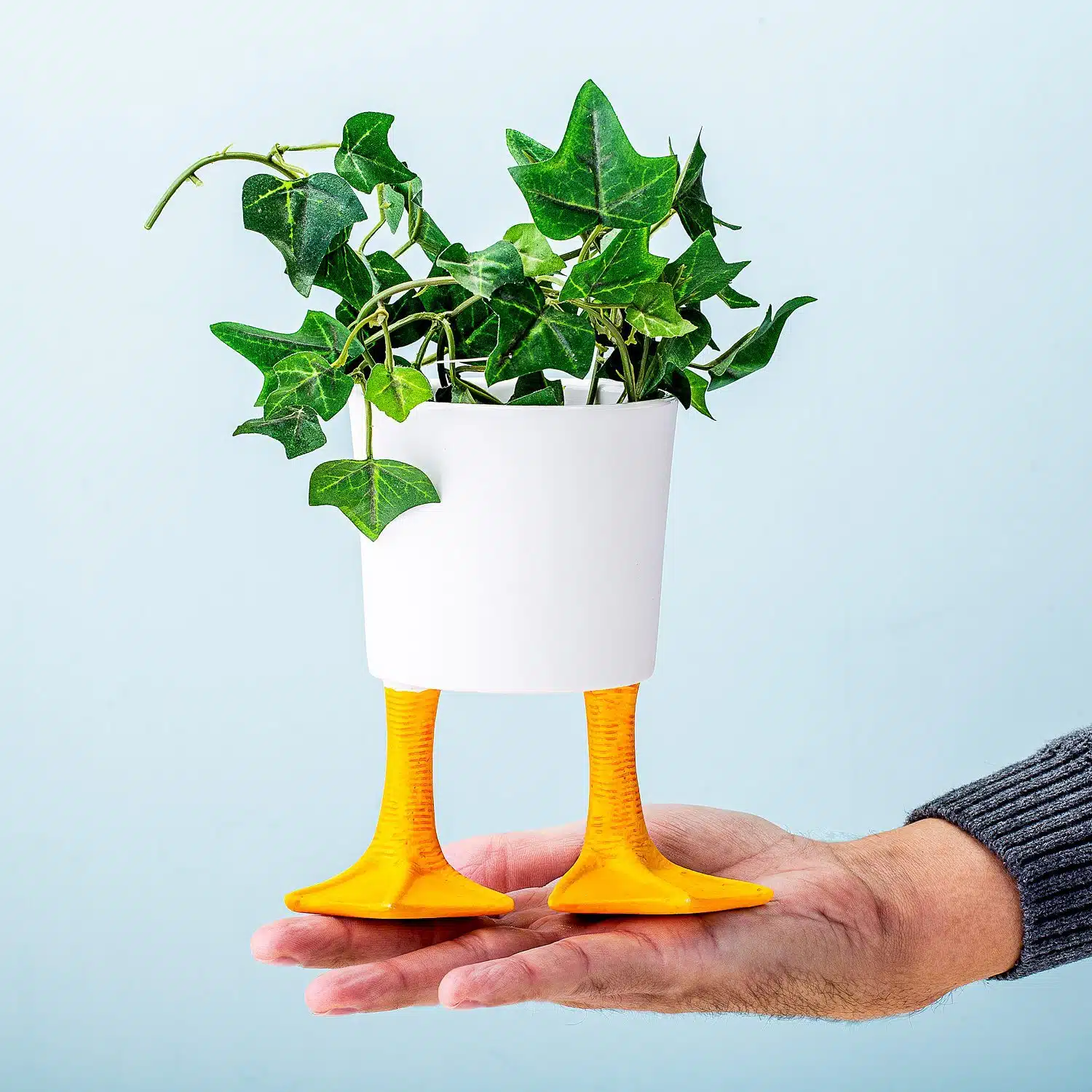 Blumentopf mit Entenfüßen