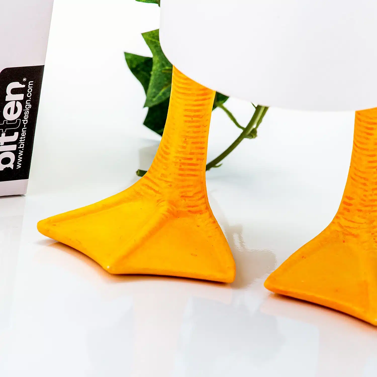 Blumentopf mit Entenfüßen