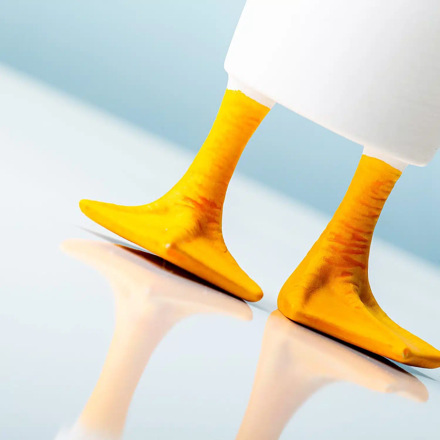 Blumentopf mit Entenfüßen