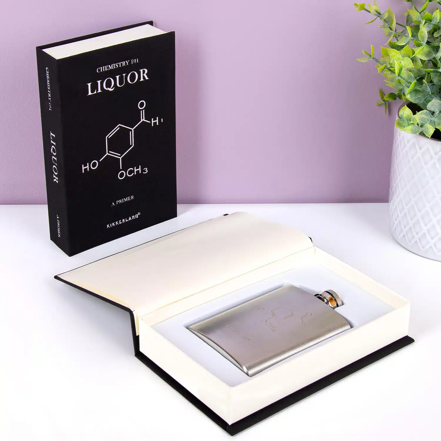 Chemiebuch mit Flachmann