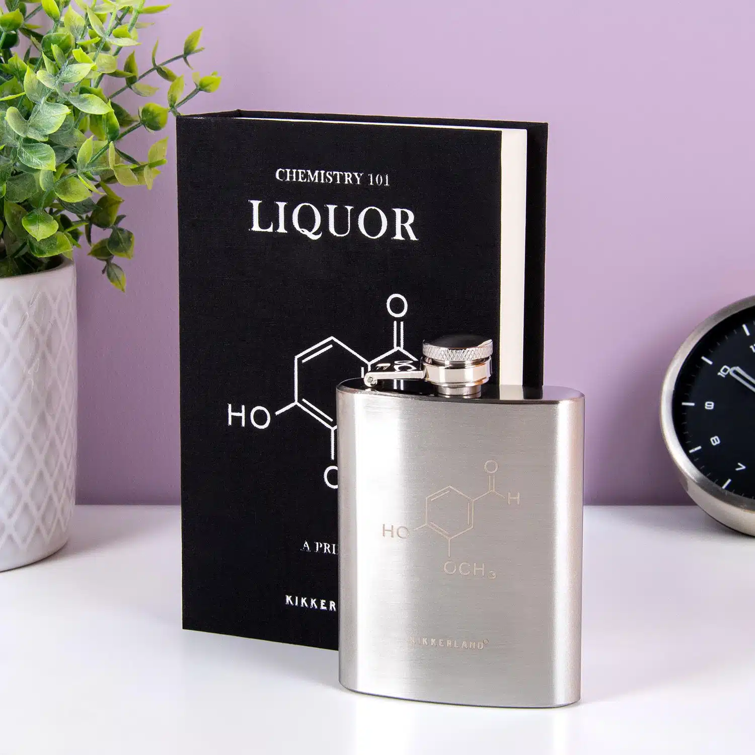 Chemiebuch mit Flachmann