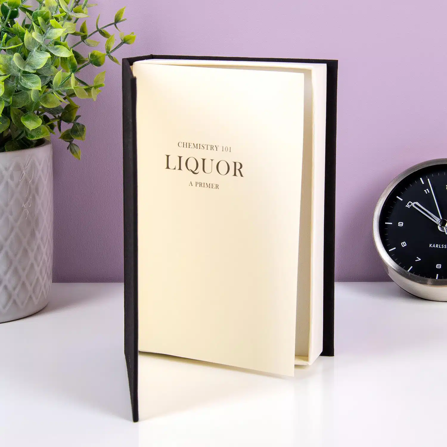 Chemiebuch mit Flachmann