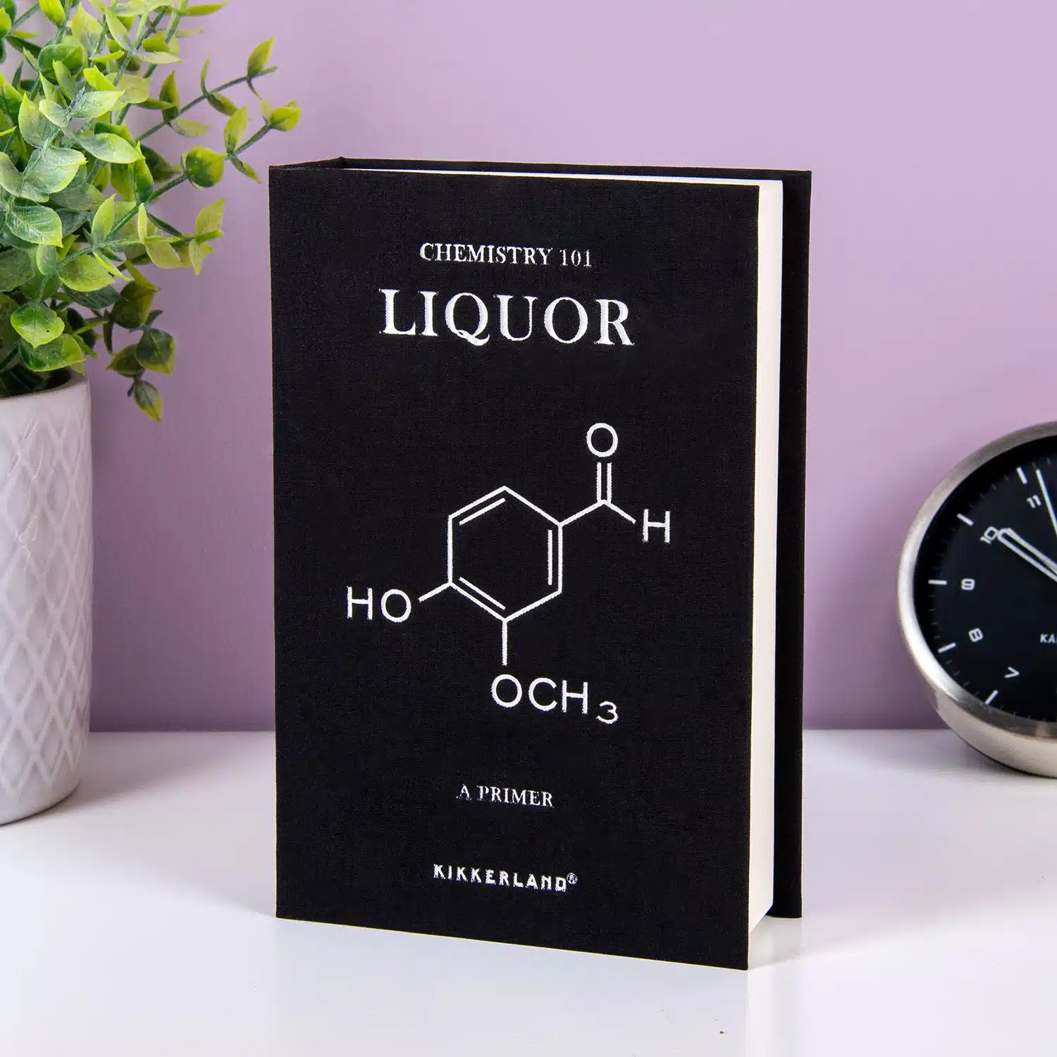 Chemiebuch mit Flachmann