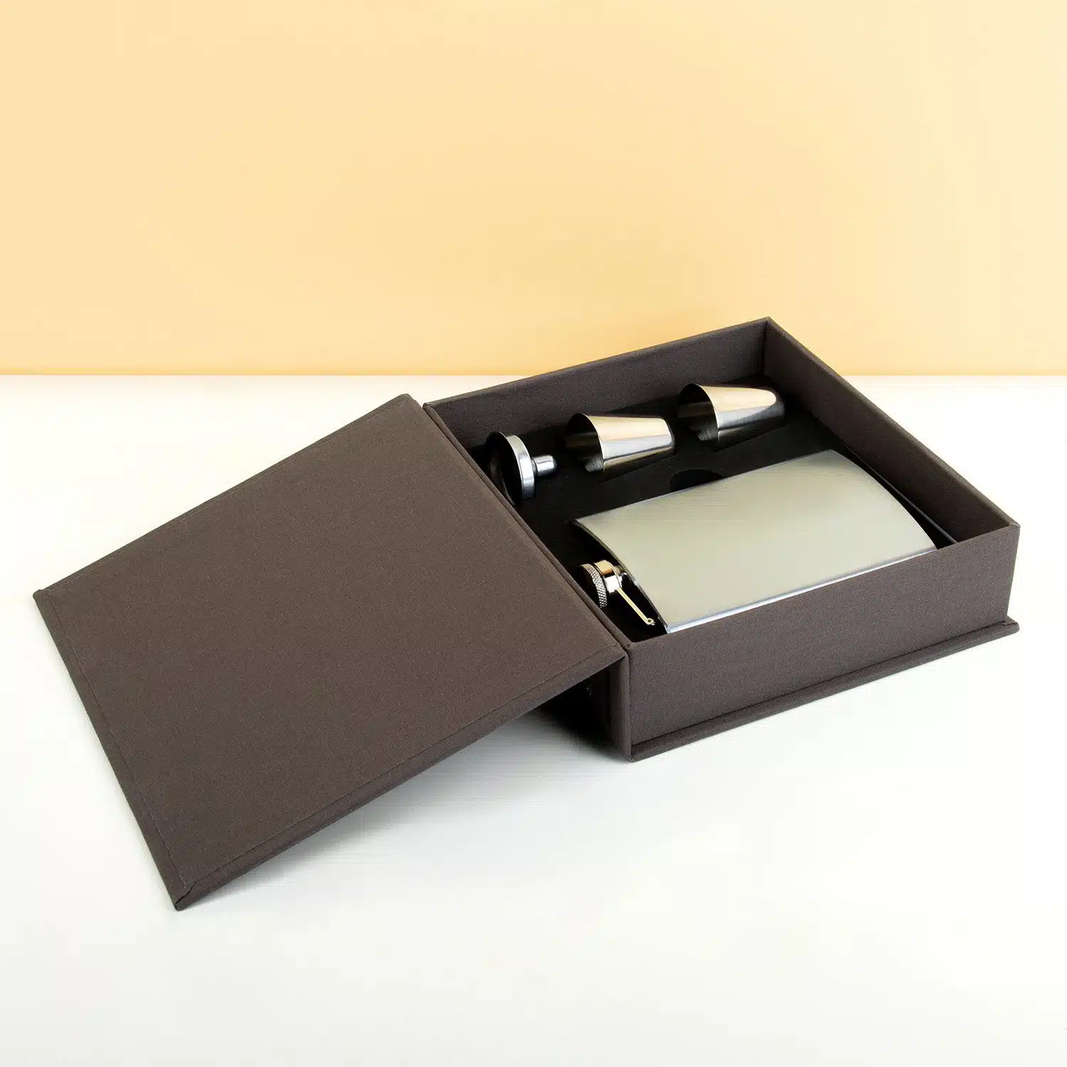 Essentials Buch mit Küchenutensilien