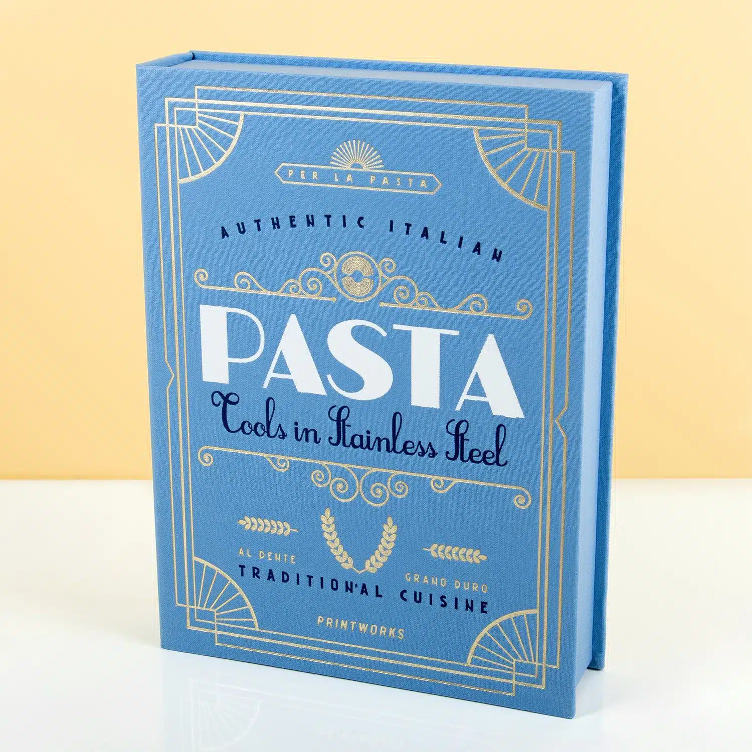 Essentials Buch mit Küchenutensilien