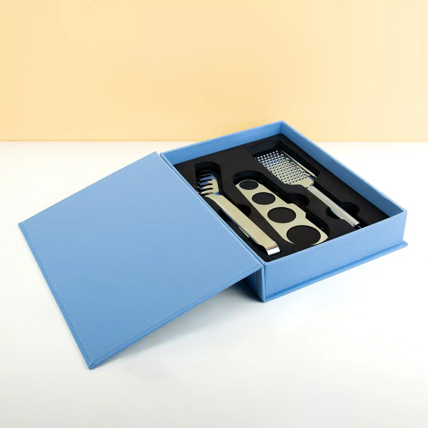 Essentials Buch mit Küchenutensilien