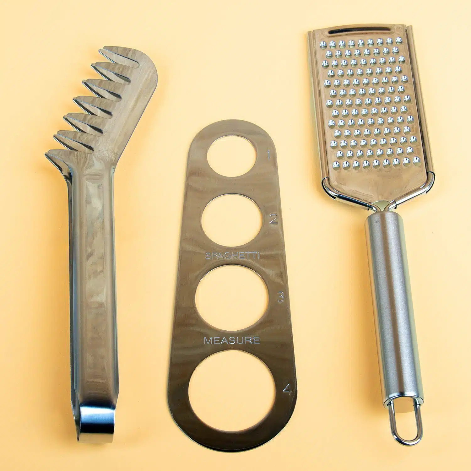 Essentials Buch mit Küchenutensilien