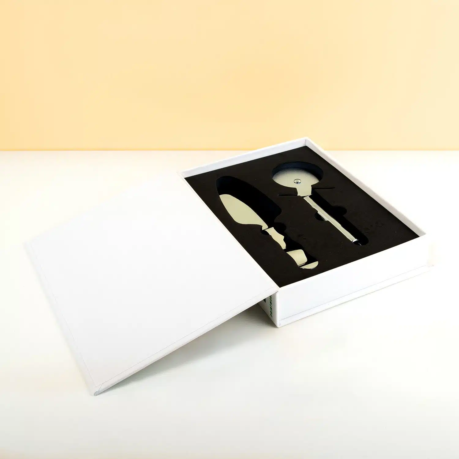 Essentials Buch mit Küchenutensilien