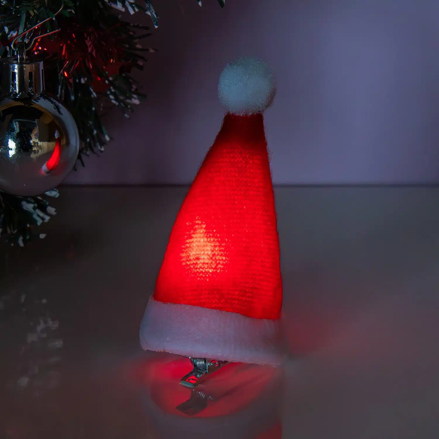 Weihnachtsmützen-Haarclip mit LED-Beleuchtung