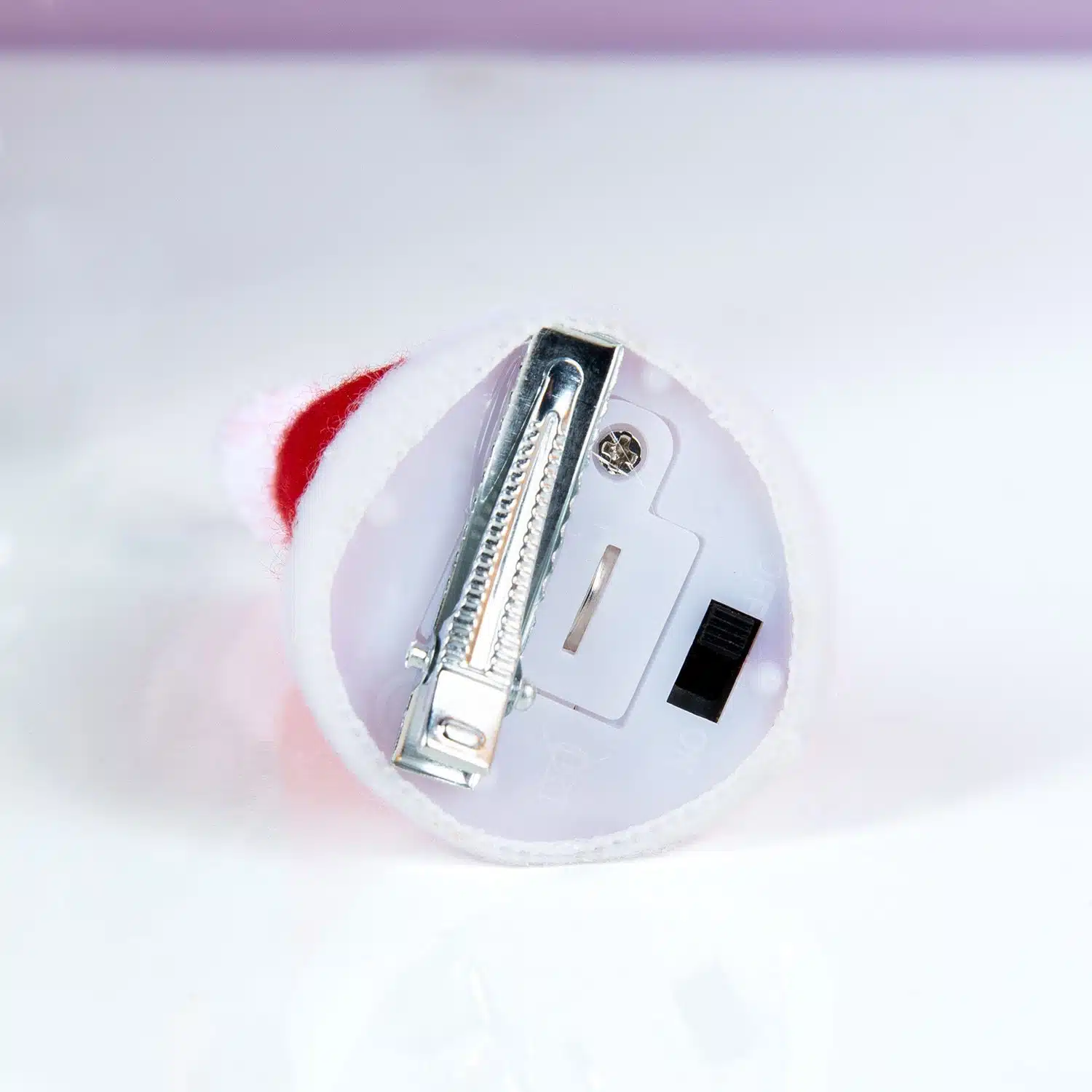 Weihnachtsmützen-Haarclip mit LED-Beleuchtung