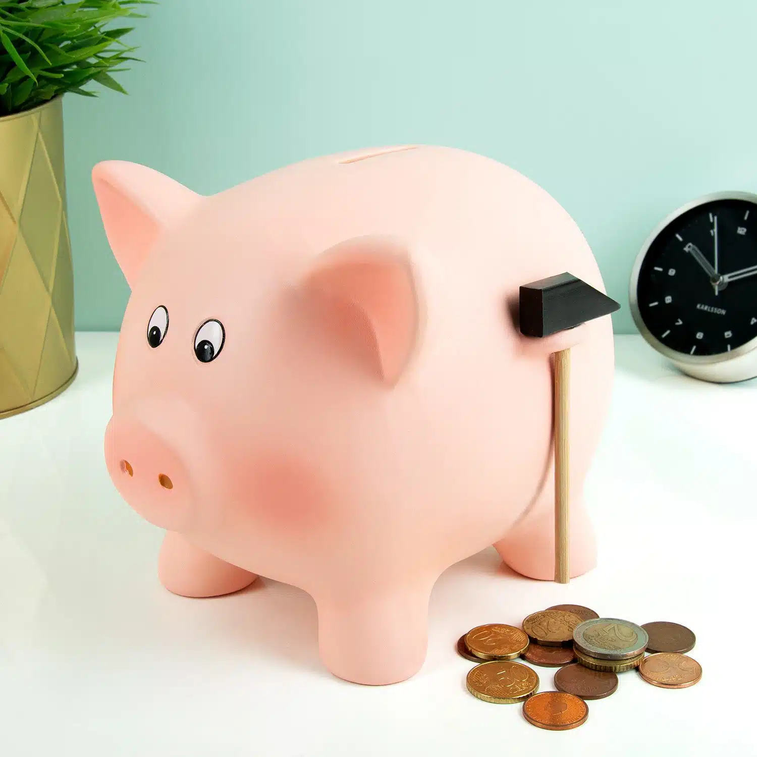 Sparschwein mit Hammer