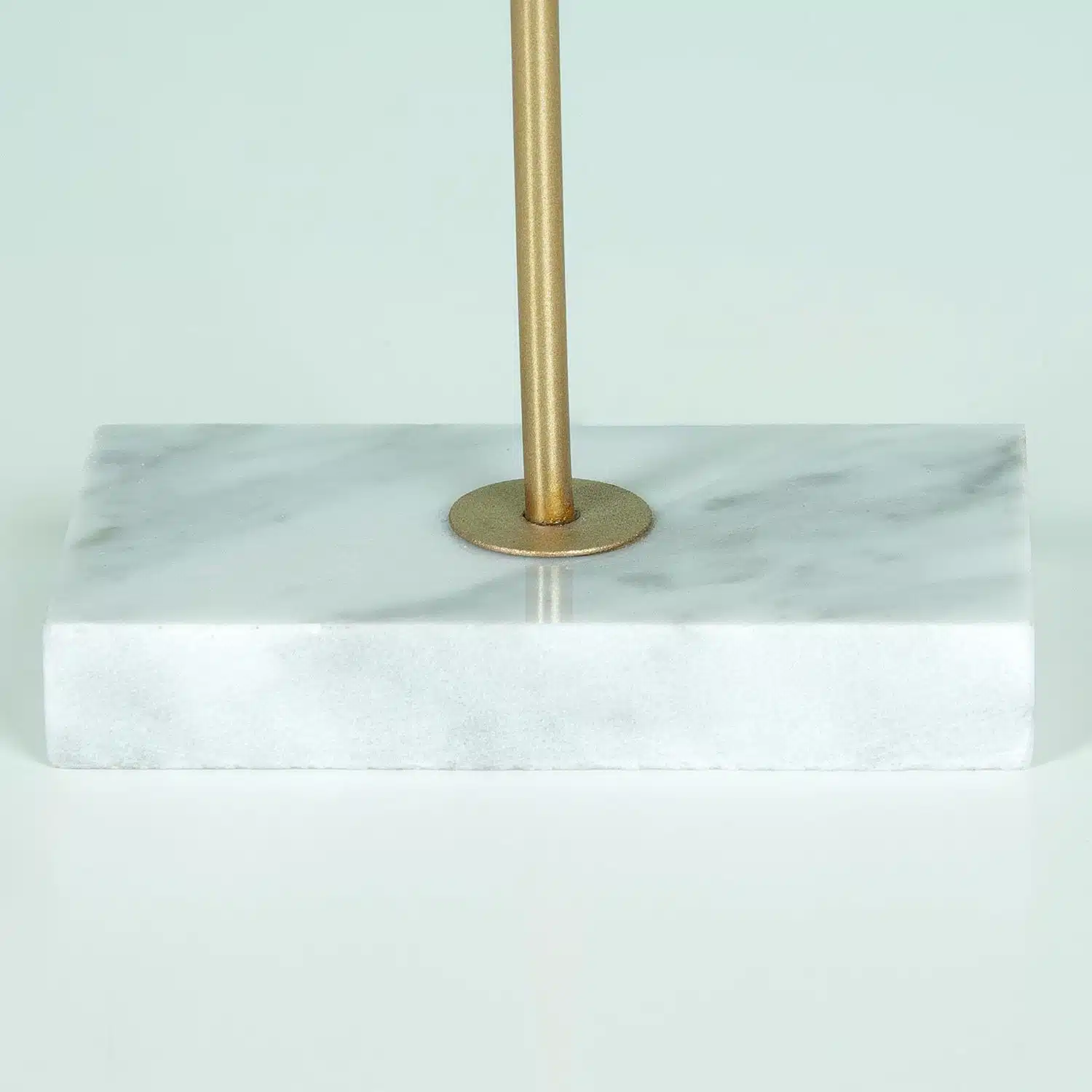 Goldfarbener Schmuckhalter