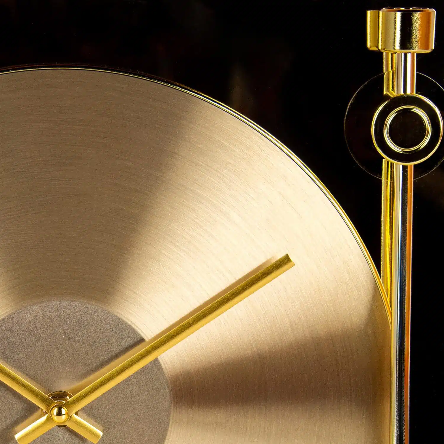 Goldfarbene Plattenspieler-Uhr