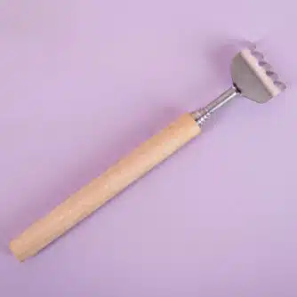 Ausziehbarer Rückenkratzer mit Holzgriff