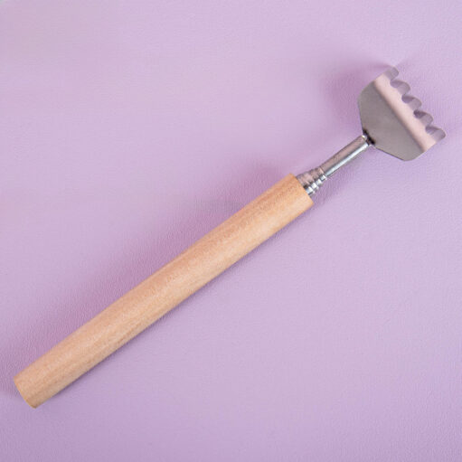 Ausziehbarer Rückenkratzer mit Holzgriff
