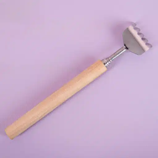 Ausziehbarer Rückenkratzer mit Holzgriff
