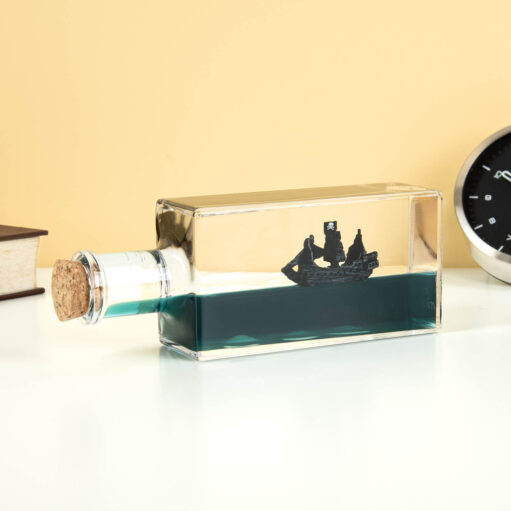 Unsinkbares Piratenschiff in der Flasche