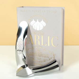 Essentials Buch mit Knoblauch-Werkzeugen