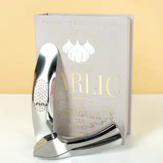 Essentials Buch mit Knoblauch-Werkzeugen