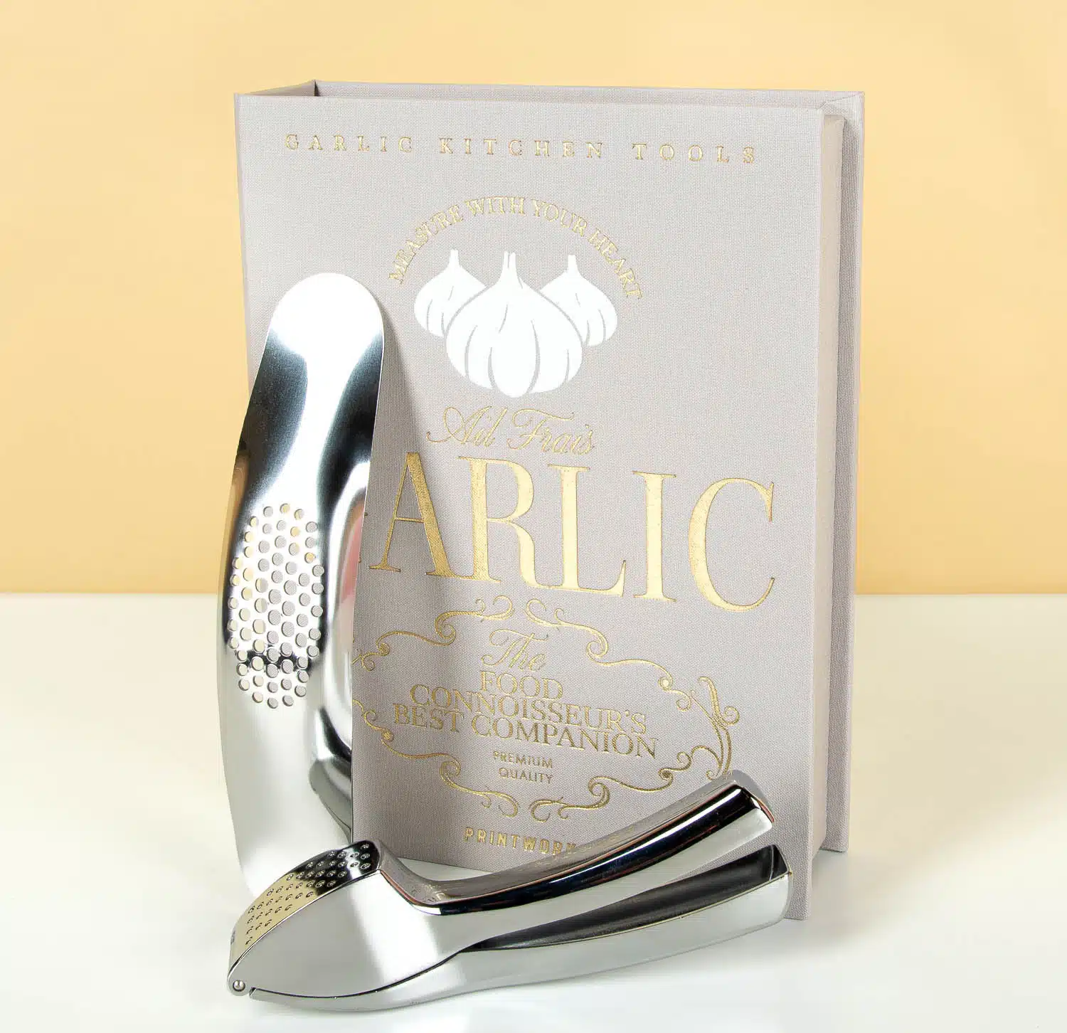 Essentials Buch mit Knoblauch-Werkzeugen