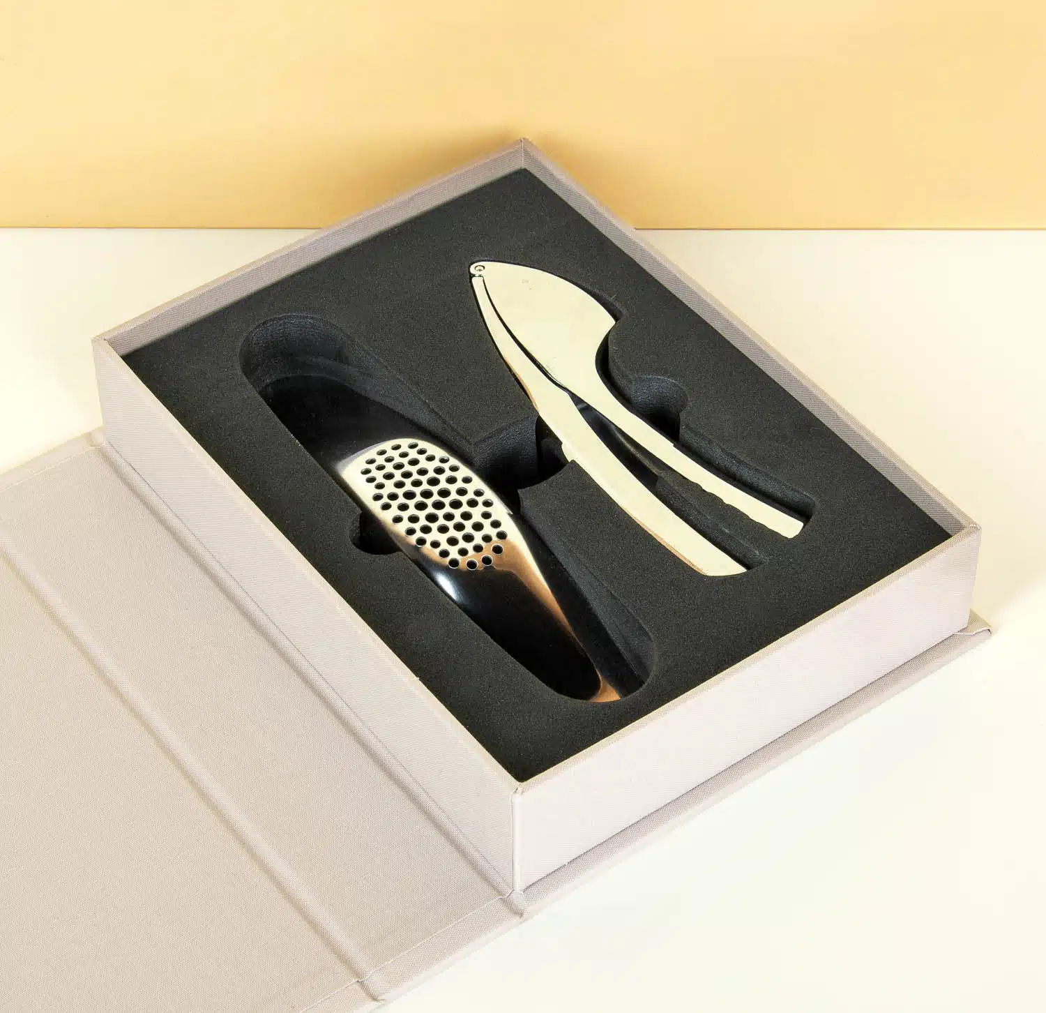 Essentials Buch mit Knoblauch-Werkzeugen