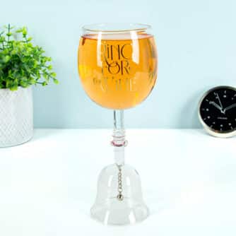 Weinglas mit Glöckchen