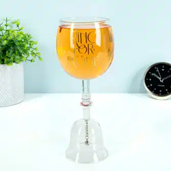 Weinglas mit Glöckchen