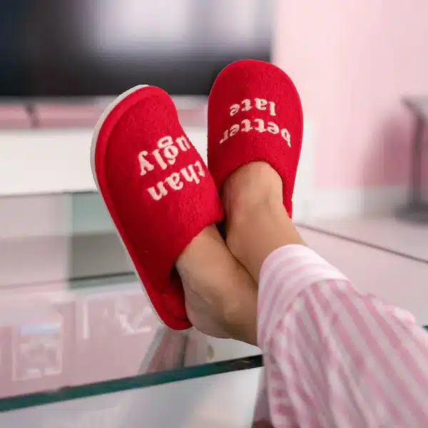 Better Late Than Ugly Hausschuhe