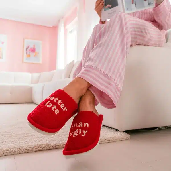 Better Late Than Ugly Hausschuhe