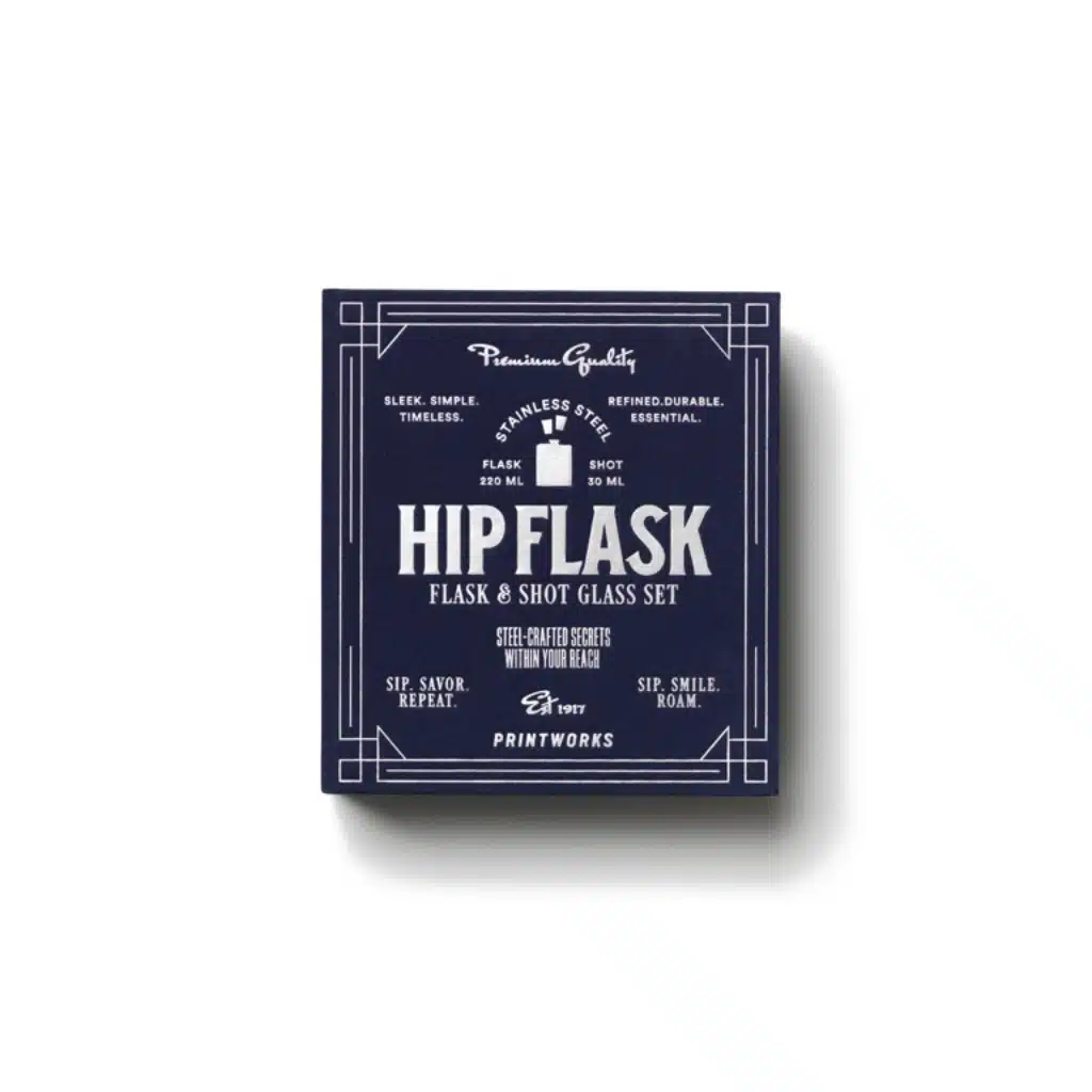 Essentials Buch mit Flachmann und Schnapsgläsern