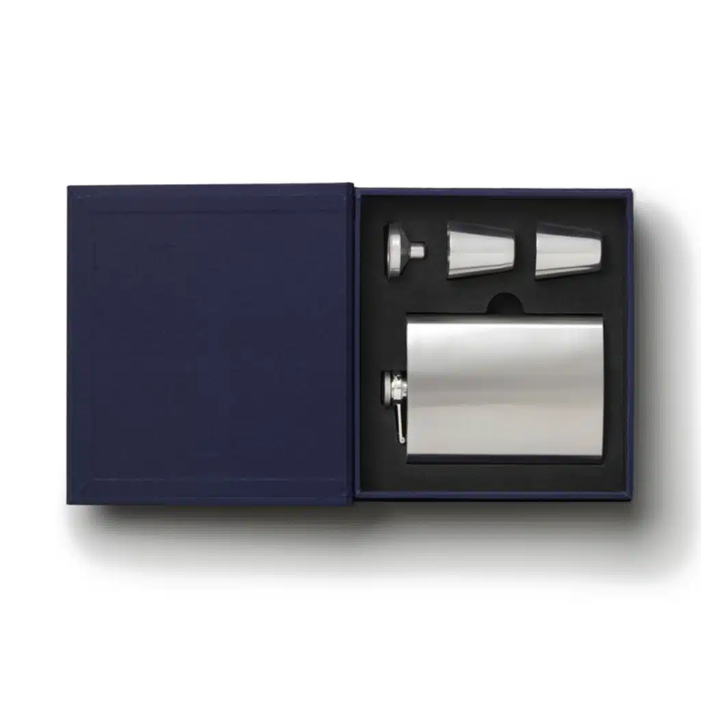 Essentials Buch mit Flachmann und Schnapsgläsern