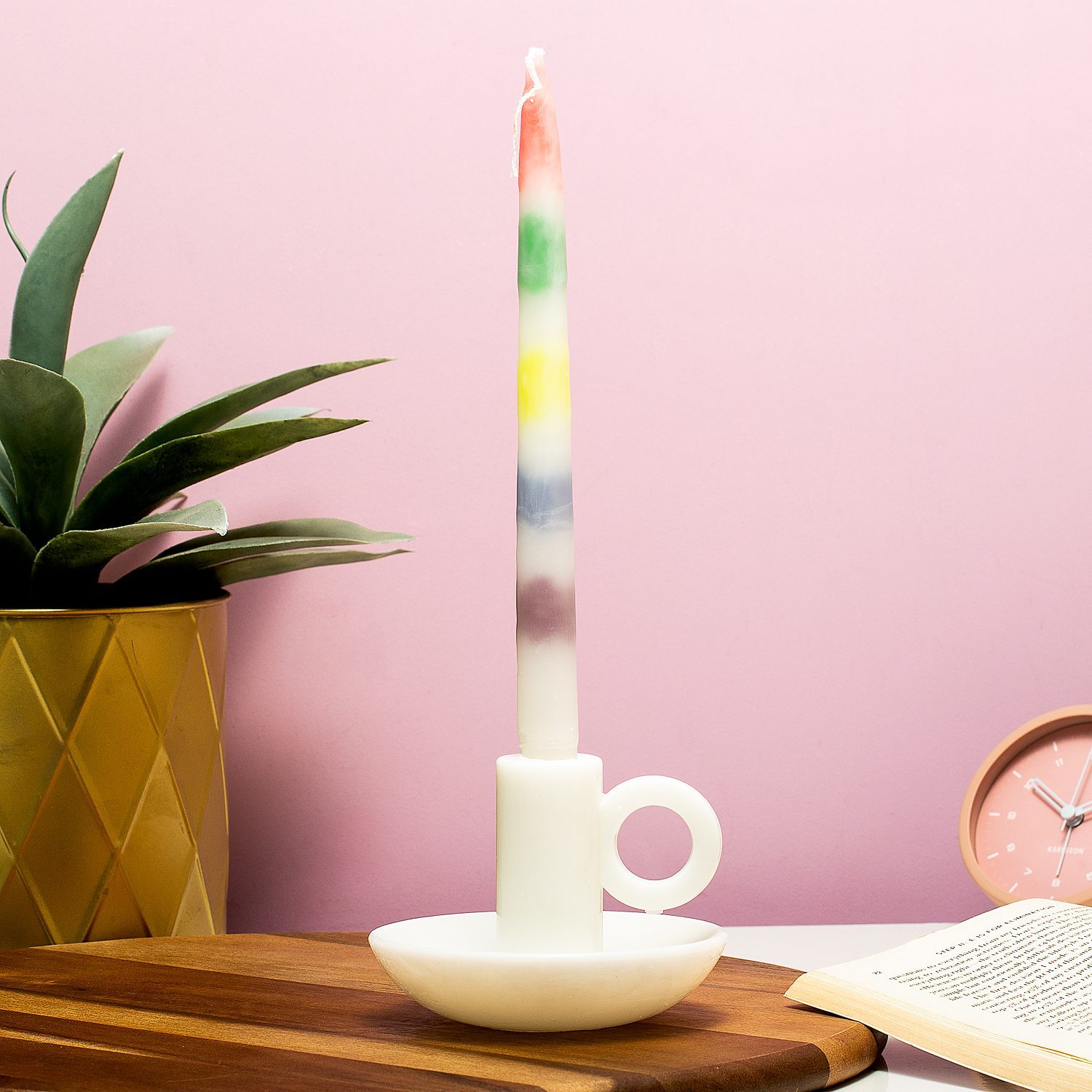 Tropfende Regenbogens Kerze und Kerzenständer