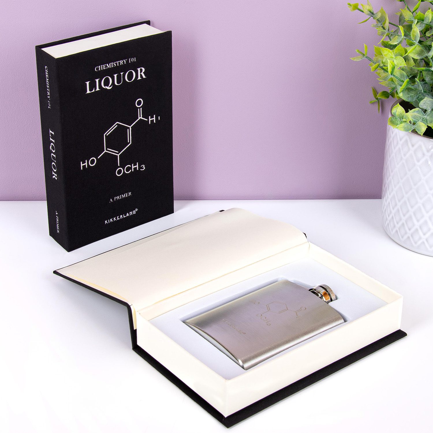 Chemiebuch mit Flachmann