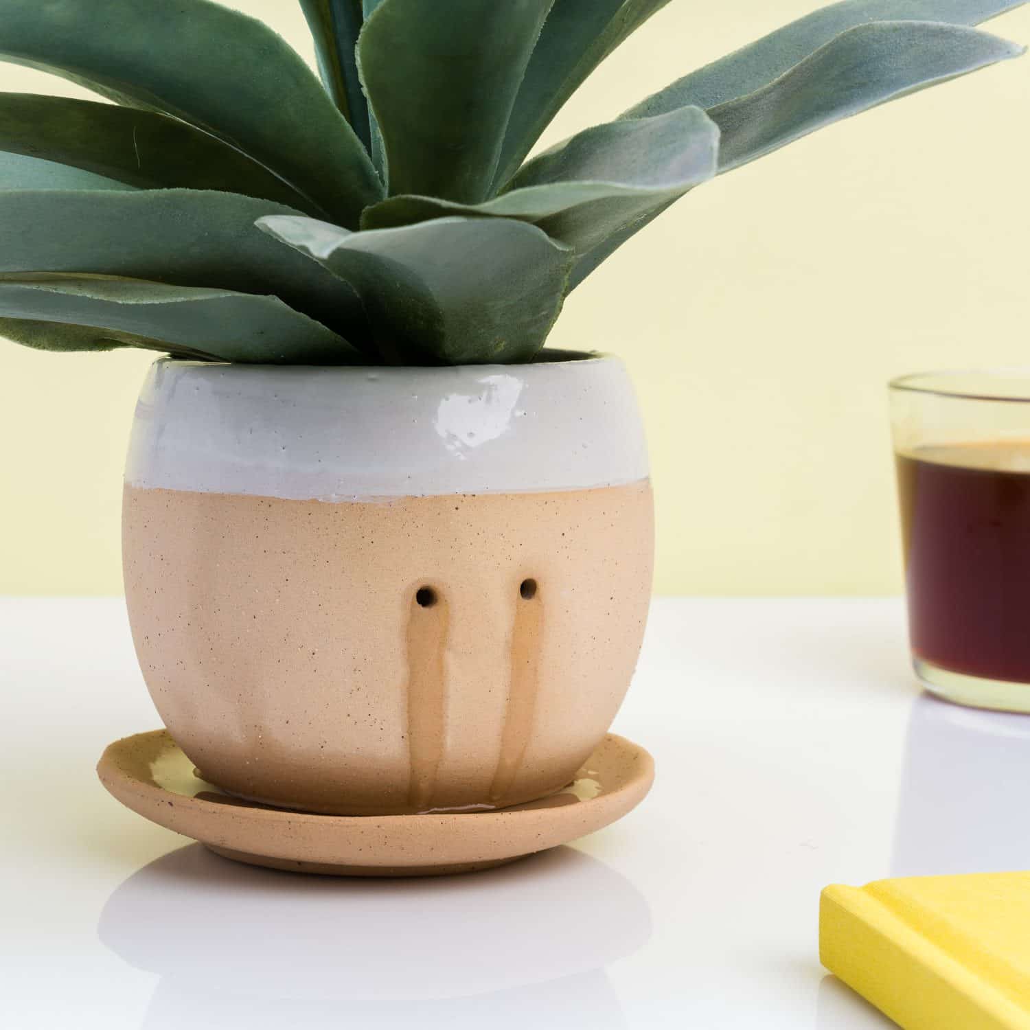 Weinender Blumentopf