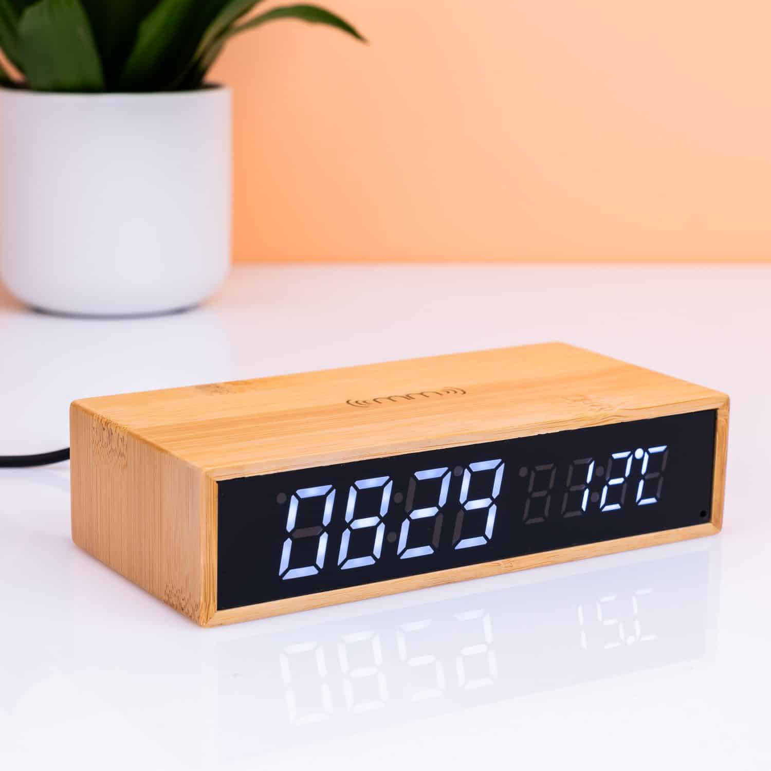Bamboe Wecker mit kabellosem Ladegerรคt