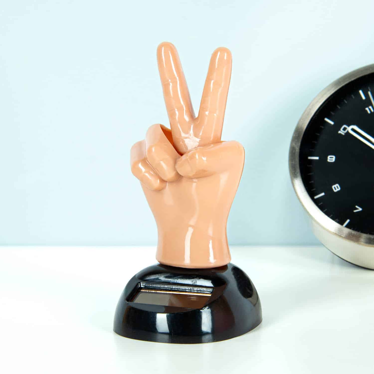 Peace-Hand mit Solarenergie