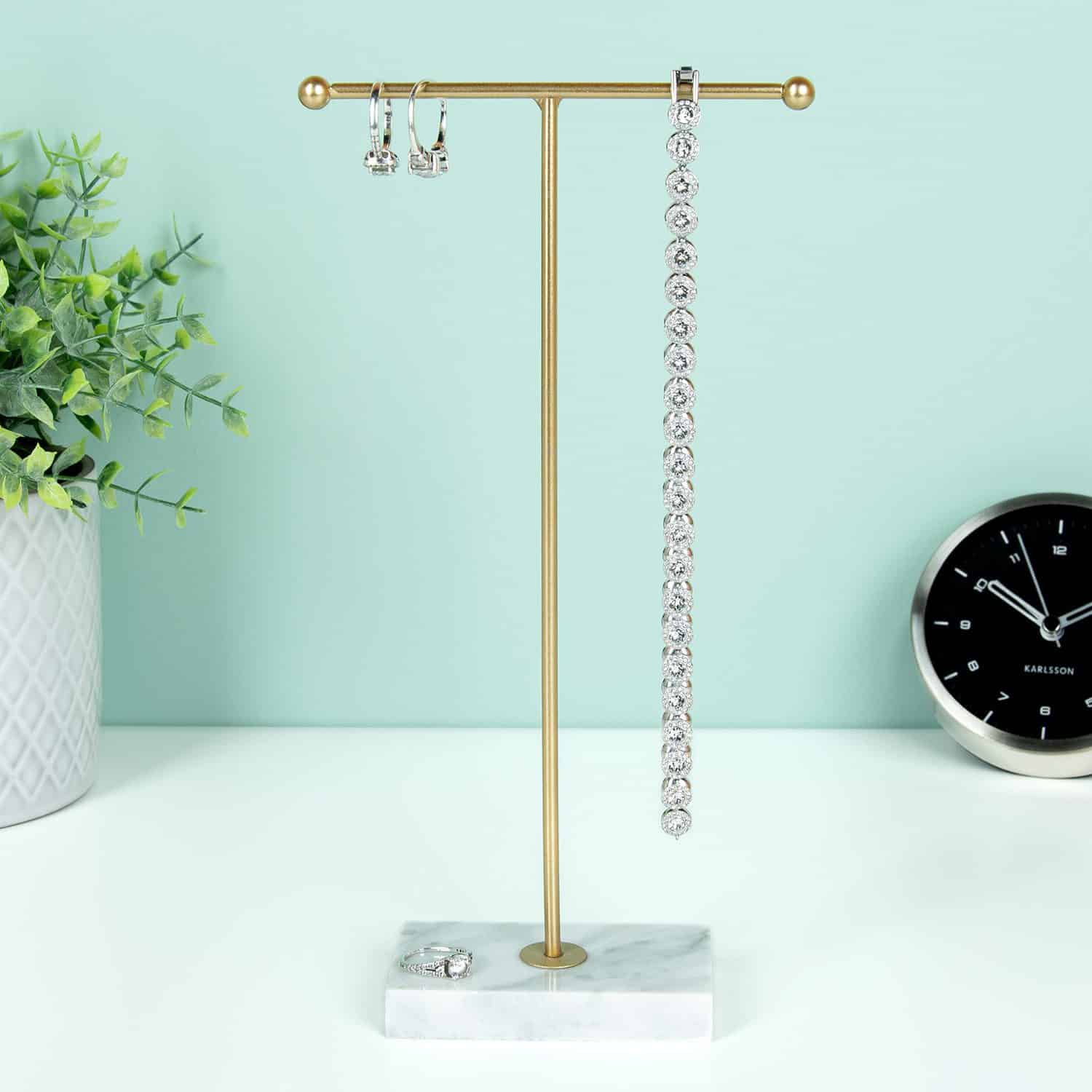 Goldfarbener Schmuckhalter