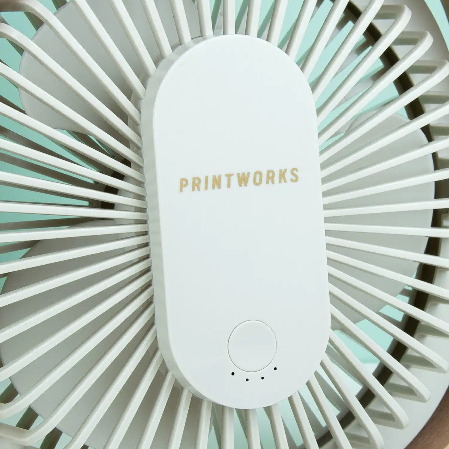 Wiederaufladbarer Ventilator mit Holzrahmen