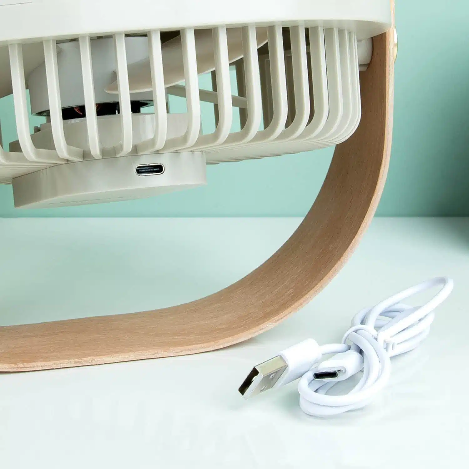 Wiederaufladbarer Ventilator mit Holzrahmen