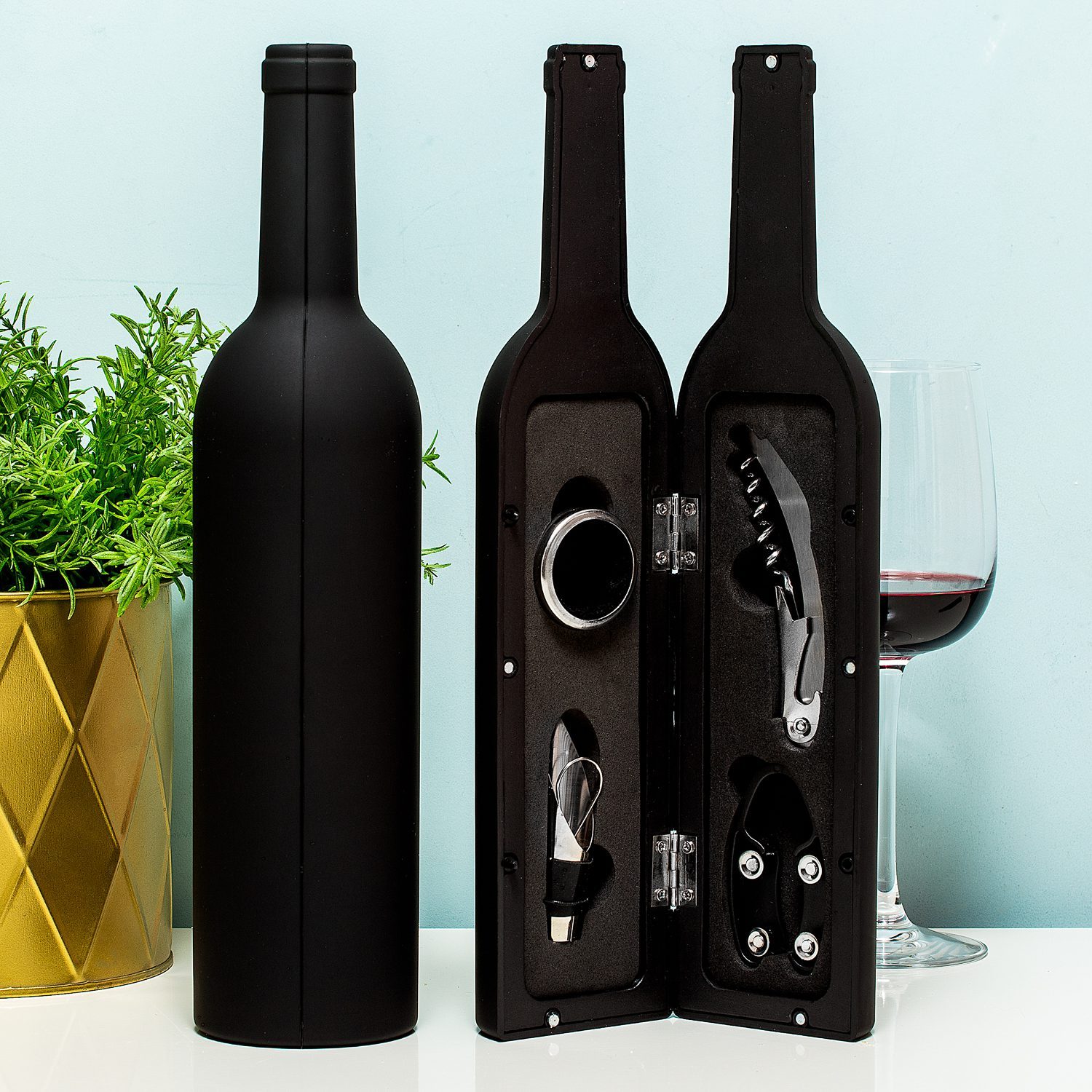 Weinflasche mit Weinzubehör