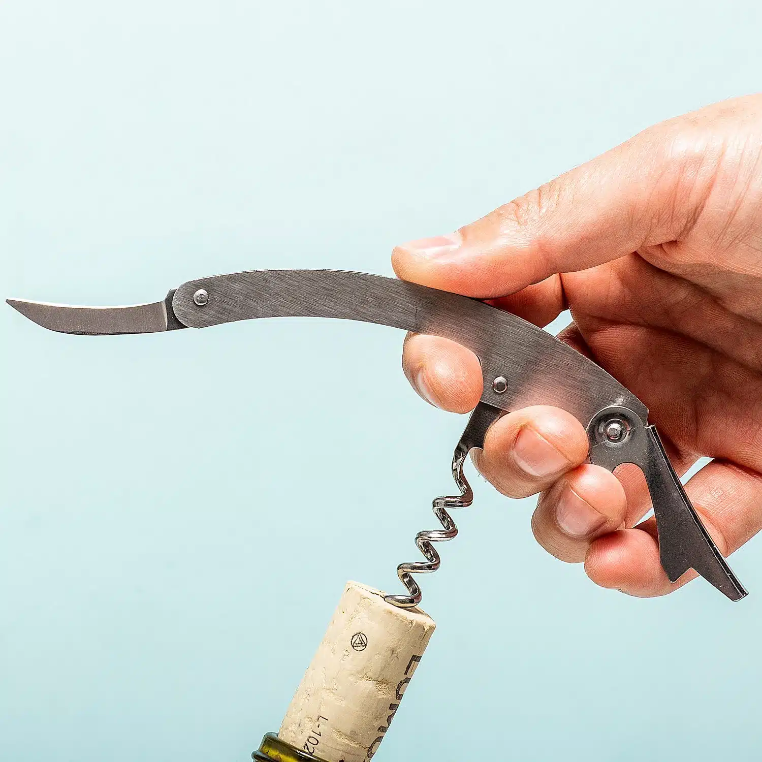 Weinflasche mit Weinzubehör