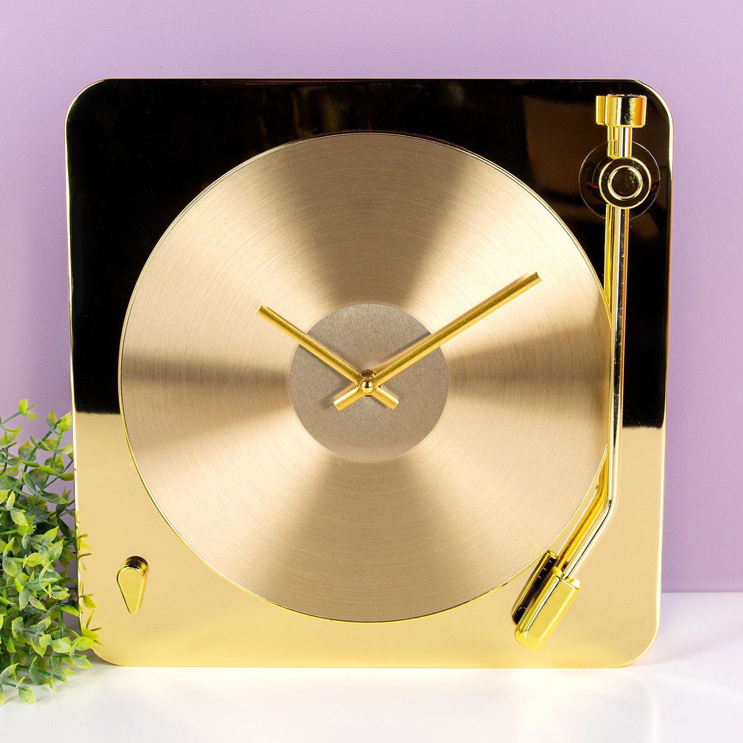 Goldfarbene Plattenspieler-Uhr
