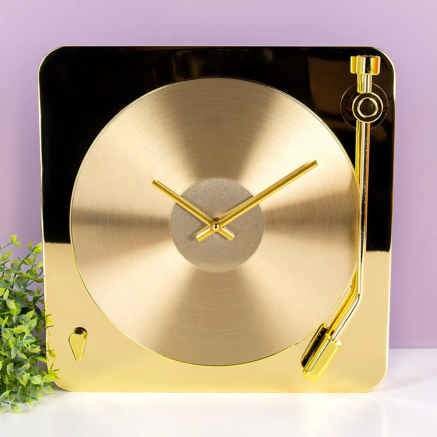 Goldfarbene Plattenspieler-Uhr