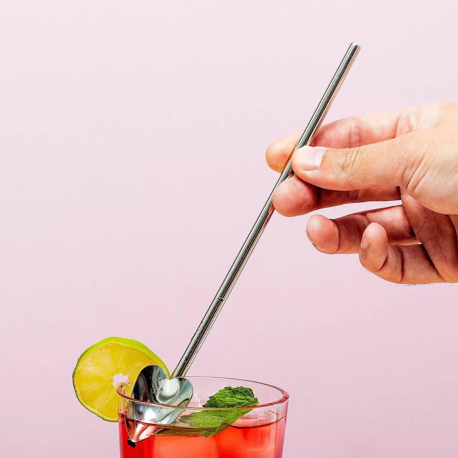 Herz-Cocktaillรถffel mit Strohhalm