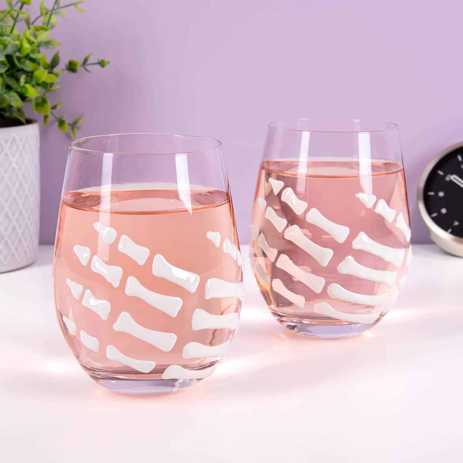 Glas mit Skelethand (Set aus 2)