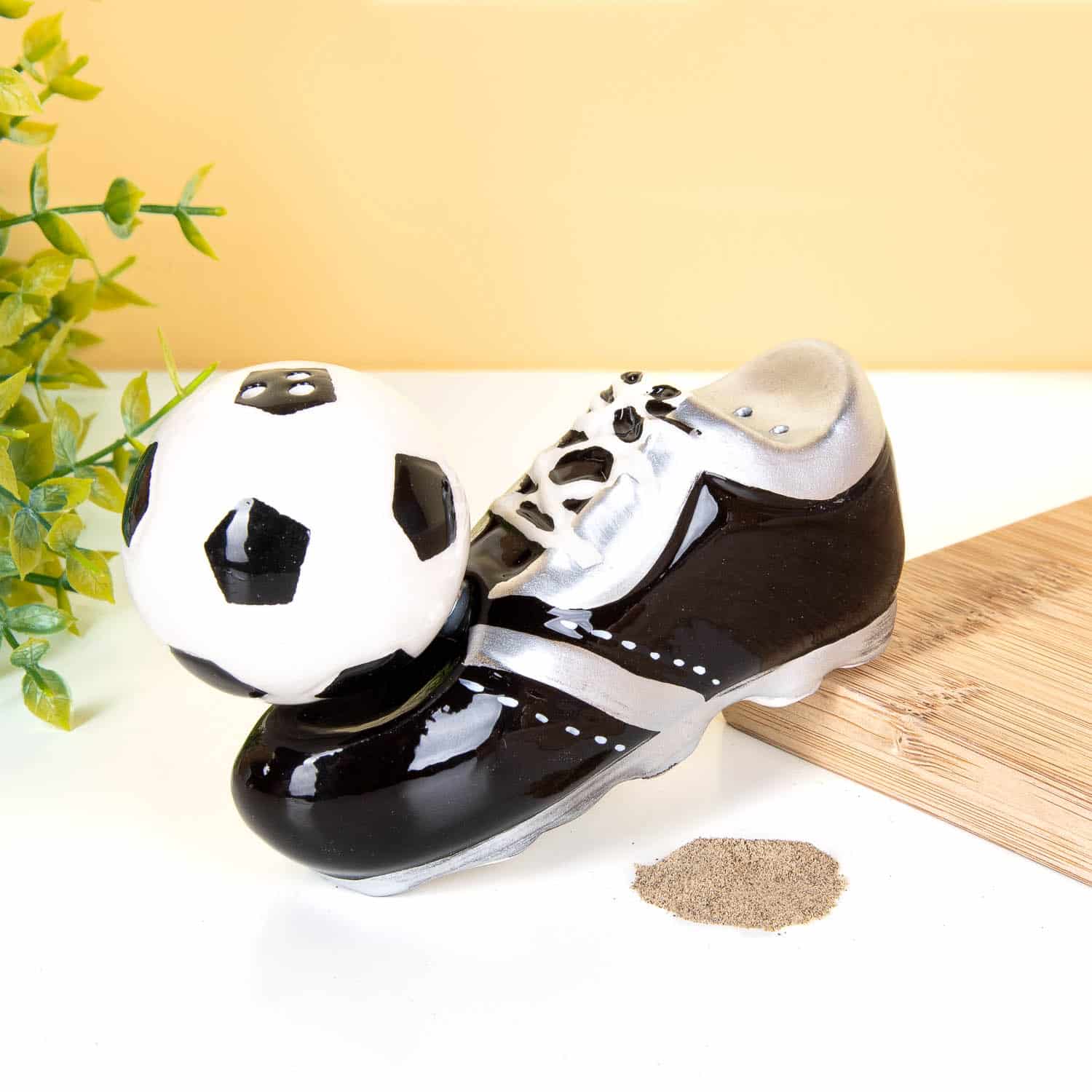 Fußballschuh und Ball Salz- und Pfefferstreuer