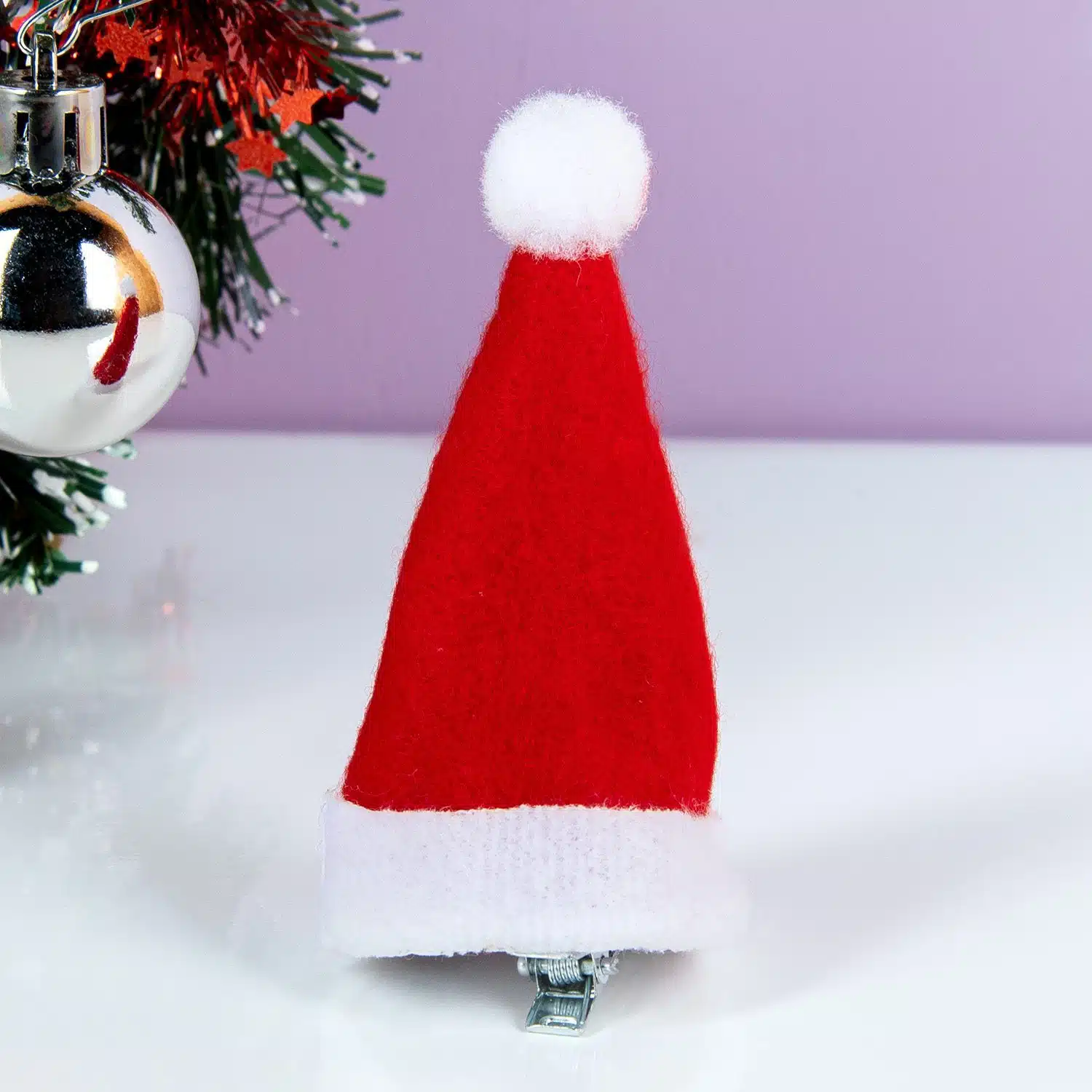 Weihnachtsmützen-Haarclip mit LED-Beleuchtung