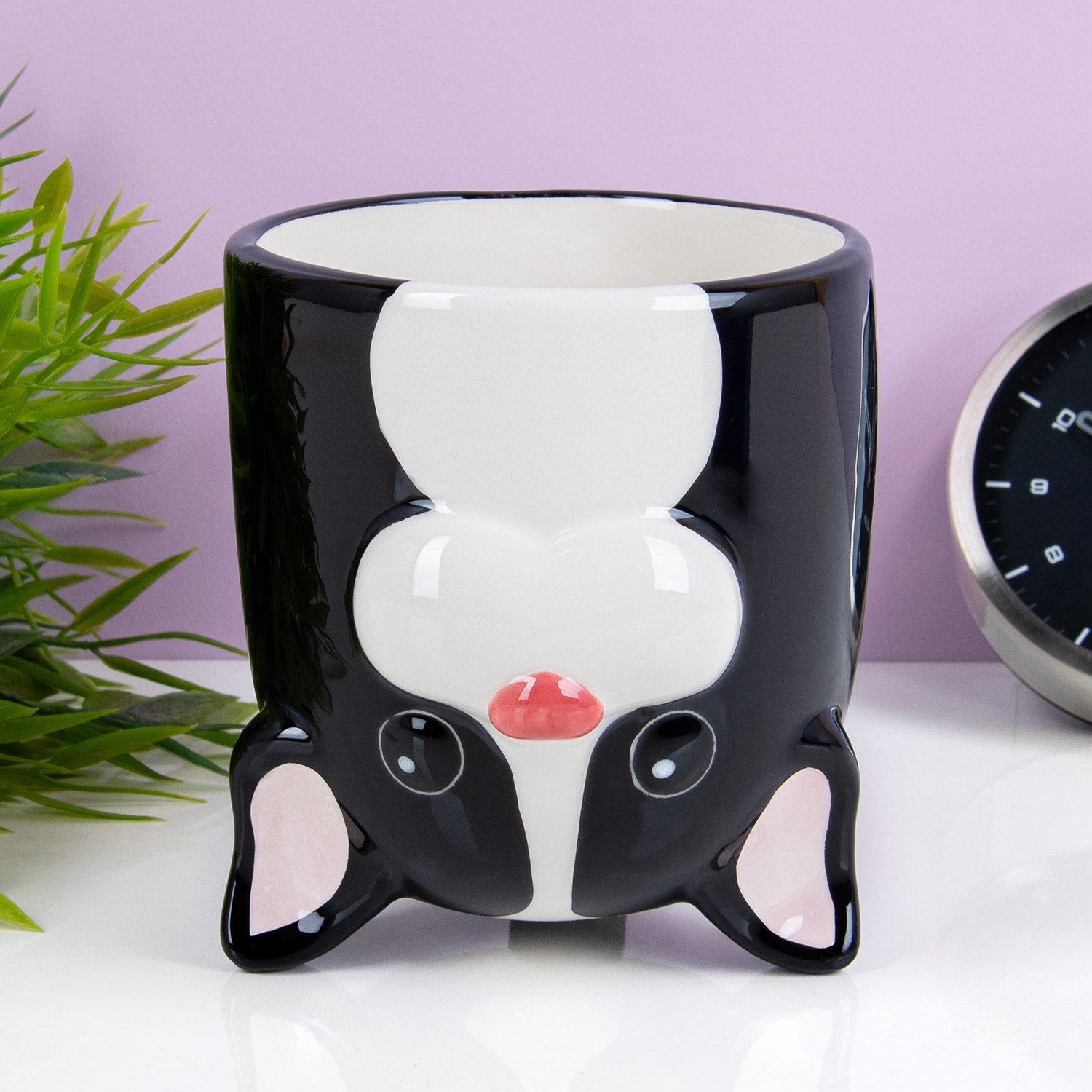 Umgedrehter Tierbecher - schwarzer hund