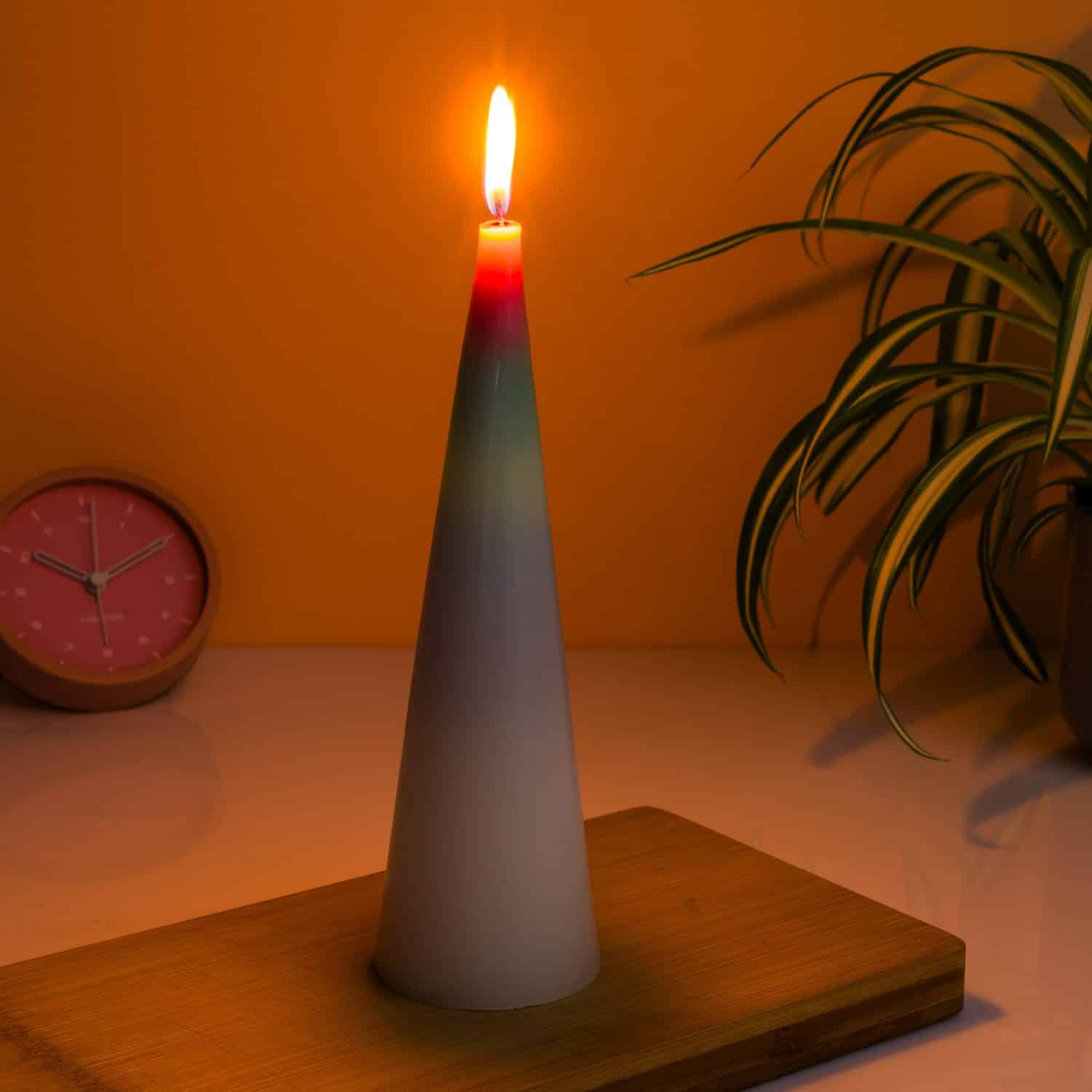 Kegelförmige Regenbogen-Tropfkerze